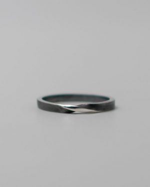 Anillos Alianza de plata oxidada con giro